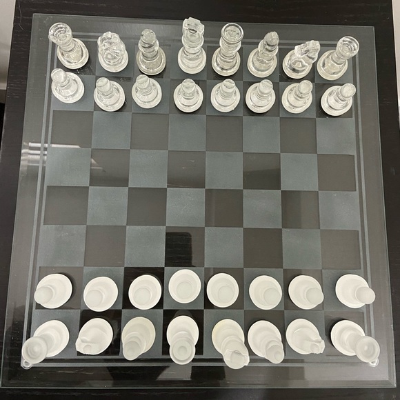Elegant glass chess set - Picture 2 of 5